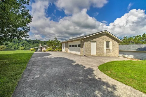 Lakefront Hiwassee Home w/ Private Dock & Deck! - Parkplatz