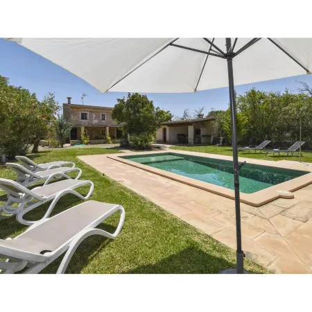 Poolside Garden Retreat in Buger Отели в г. Бужер