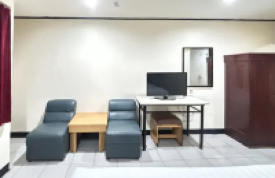 Hotel Pasar Besar RedPartner near Tugu Pahlawan