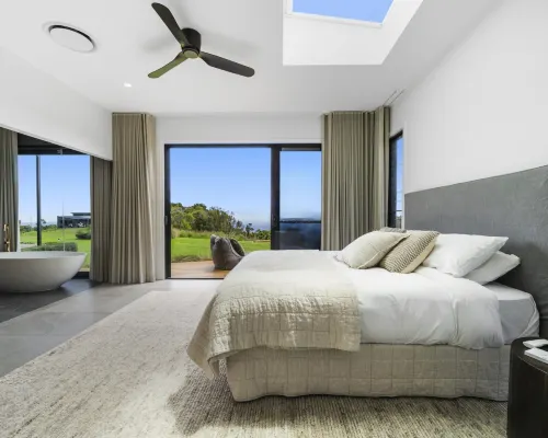 Scenic House With Private Yard & BBQ Area Hotels in Springbrook