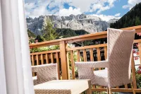 Boutique Hotel Nives - Luxury & Design in the Dolomites - Mountain view