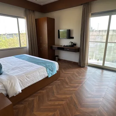 Hotel Golden Bird Отели рядом с Аэропорт Удайпур