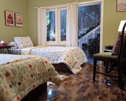 ParabonHaus Kopitiam - Bed & Breakfast Hotels in Cipanas