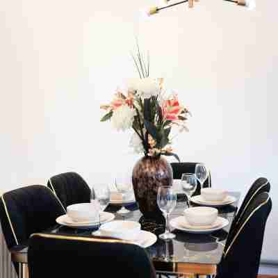 LUX Woolwich Flat 2 Stops to Canary Wharf Dining/Meeting Rooms