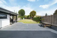 Stylish 3-bedroom Bungalow in London
