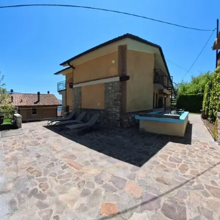 Villa Arianna – Panorama Suite, Lake Garda view apartment with pool