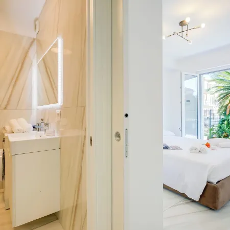 Beachy Vibes- 900m from the Beach