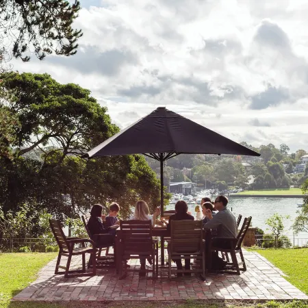 Cockatoo Island Accommodation Отели рядом с достопримечательностью «Пристань для яхт «Камеронс»»