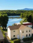 Luxury Private Waterfront Home-Paddle Boards-Kayaks-Hot Tub-Sauna-Mountain Views