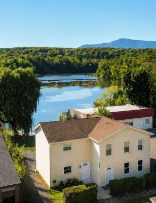 Luxury Private Waterfront Home-Paddle Boards-Kayaks-Hot Tub-Sauna-Mountain Views