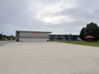 Econo Lodge Hotels in Calhoun
