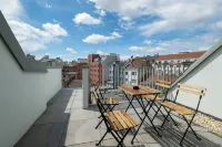 Premium Apartments with Air Conditioning - Doverys Yard - Balkon