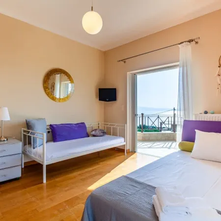 Sunset Paradise - Verga's Ultimate Seaview Getaway