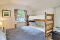 Charming Cape Cod Water-View Cottage - Wifi