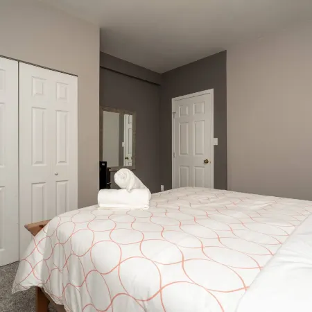 Spacious Oasis 2 bed suite with private entrance