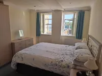 One Bedroom Apartment with Private Balcony and Sea Views. Ferry Discounts. - Balkon