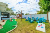 Playcation Putt Putt Pool Tiki Bar Game Room - balcony