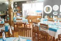 Oceans Hotel & Self Catering - parkir