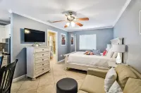 Tropical Beach Resorts - Sarasota - parking