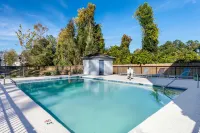 Spark by Hilton Wilmington - Pools