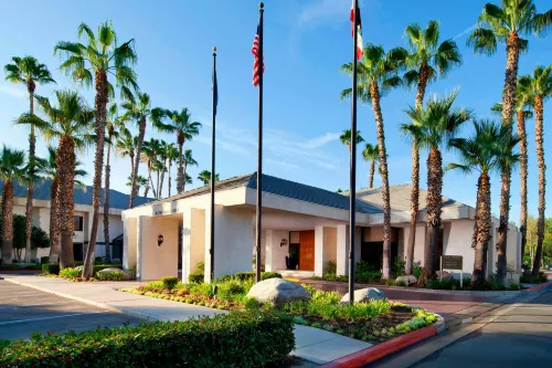 Four Points by Sheraton Bakersfield - bar