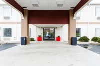 Red Roof Plus+ Danville, KY - parking