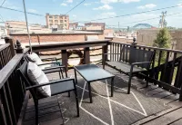 Bluff Row. Historic Row Home in Cathedral Square. Downtown Dubuque. - بيت ضيافة
