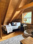 Coco's Creekside Cabin with Hot Tub, Firepit, and AC/Heat in Munds Park! - Dağ evi