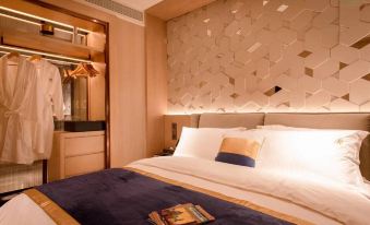 DeRUCCI Hotel(Shanghai Hongqiao Jiasong Middle Road Subway Station Store)