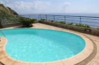 An Uninterrupted 180º Overlooking the Atlantic Ocean.