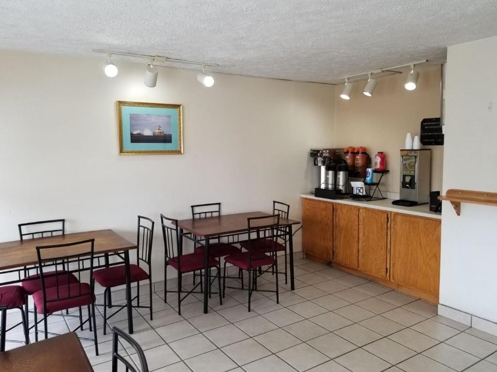 Knights Inn Oswego East