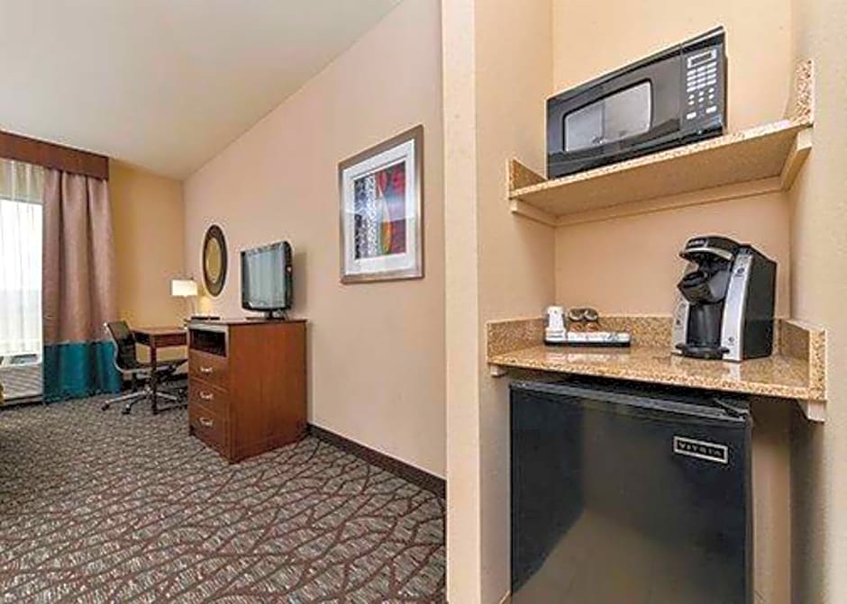 Holiday Inn Express & Suites Junction City