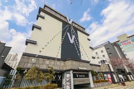 V Hotel Отели рядом с достопримечательностью «Yishu Island Migratory Park»