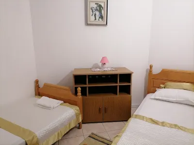 Apartment 3a, First Floor Hotels near beach Mezaroca