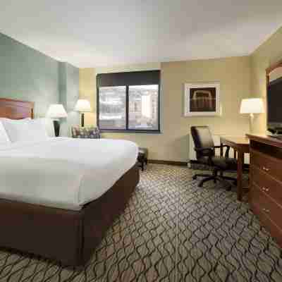 Holiday Inn & Suites Duluth-Downtown Rooms