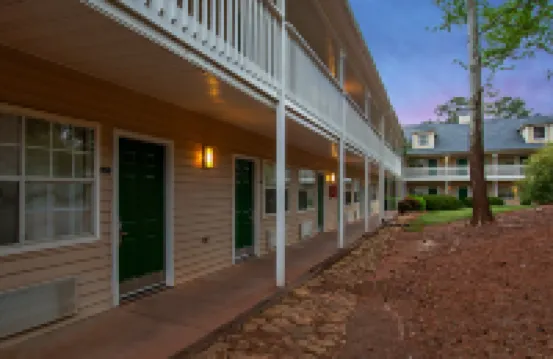 HomeTowne Studios by Red Roof Atlanta – Lawrenceville