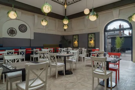 The Originals Boutique Hôtel le Londres Saumur Отели рядом с достопримечательностью «Saumur Riding Academy»