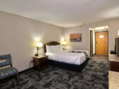 La Quinta Inn & Suites by Wyndham Springfield South Hotels in Springfield