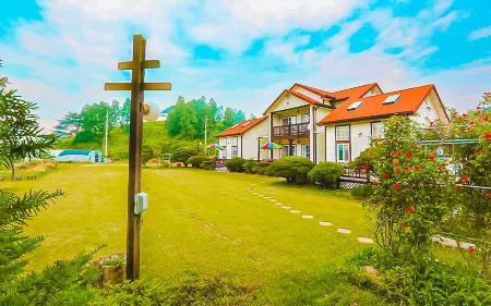 Anmyeondo Chingunae Pension Отели рядом с достопримечательностью «Kkotji Beach»