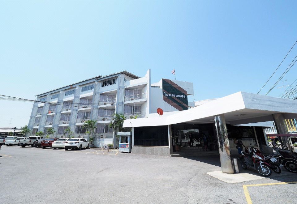 Pachara Hotel and Restaurant - Housity