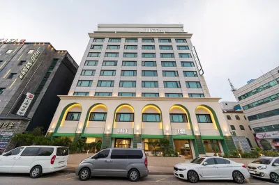 LIV Life Hotel Hotels near Solaesan