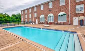 Holiday Inn Express & Suites Warrenton