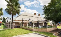 Nightcap at Macquarie Inn Hotel dekat Dubbo Observatory