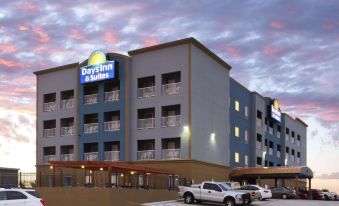 Days Inn & Suites by Wyndham Galveston West/Seawall