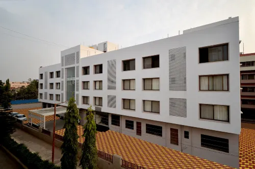 Hotel Dwarka Park - 3 ดาว