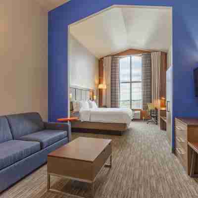 Holiday Inn Express & Suites Rockford-Loves Park Rooms