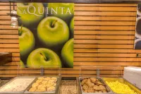 La Quinta Inn & Suites by Wyndham Pigeon Forge - breakfast