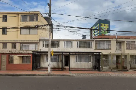 Ayenda 1055 Agora Inn Corferias Отели рядом с достопримечательностью «Университет Насьональ де Колумбия»