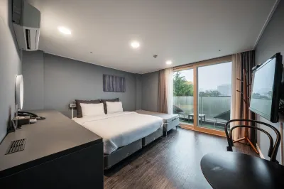 Myeongdong Young Inn Hotel Отели рядом с достопримечательностью «Парк Намсан»