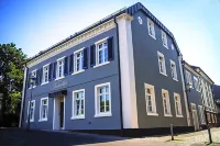 Haus Zauberflöte - Hotel & Restaurant Hotels in der Nähe von Vinzentiushaus / Aenne-Burda-Stift